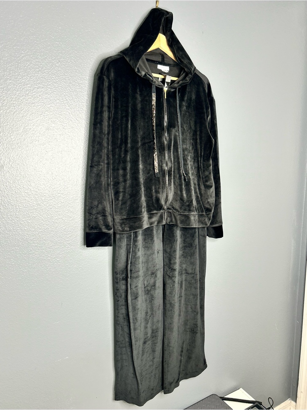 Black Velour Hoodie with Matching Pair of Sweatpants 90’s Y2K Medium Large